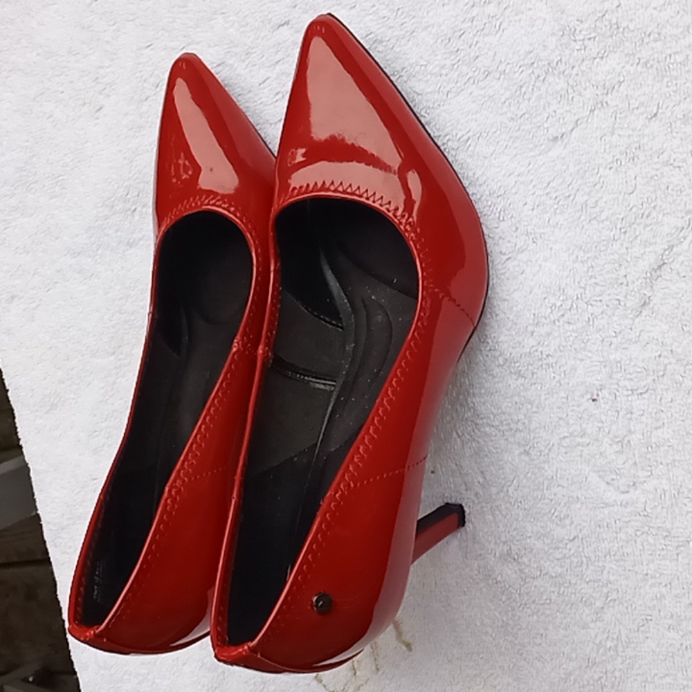 Red shiny simply Vera Wang heel pump, size 6.5, used in good condition